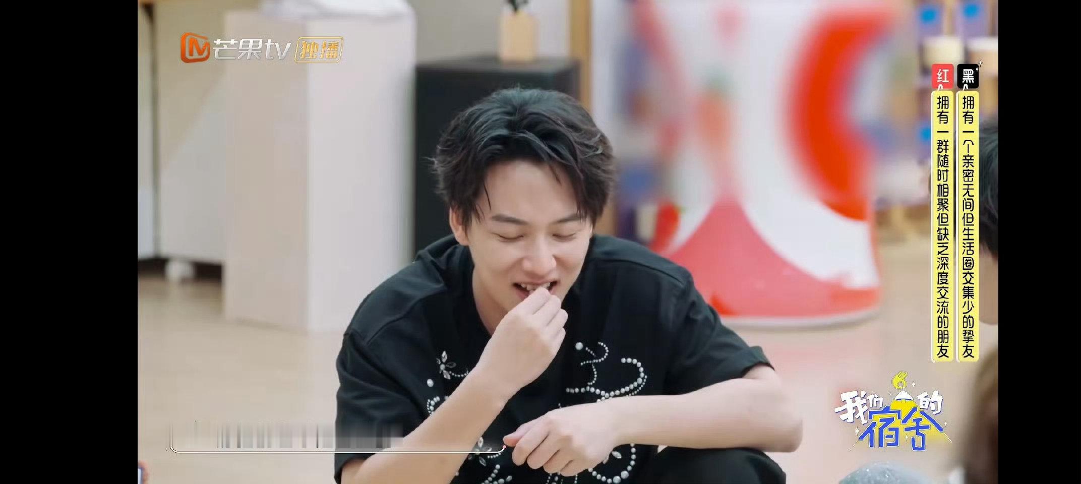 吴泽林曾被误以为是何炅社会上的朋友我们的宿舍吴泽林身上有种让人放松的气质，难怪会