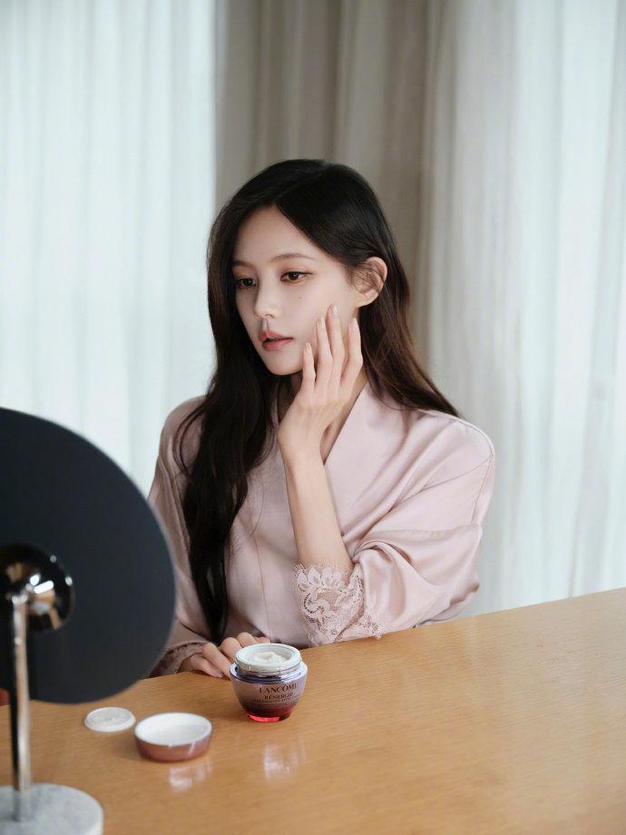 李一桐好权威的一张脸原生镜头下无多余修饰，李一桐肌肤通透得像自带光感，细腻平滑无