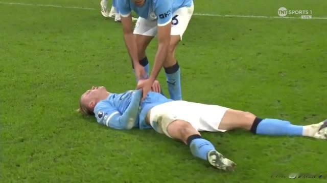 曼城2比1胜纽卡距榜首仅差2分
曼城2比1纽卡斯尔联 终场哨响后，哈兰德如释重负