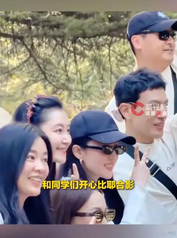 刘亦菲回北电参加同学聚会，几乎全素颜出镜 