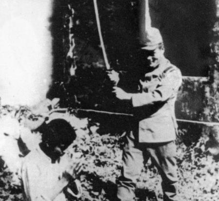 1937年初，日本兵将一家三口押到了刑场上。当父亲被他们砍断脖子后，5岁的小男孩
