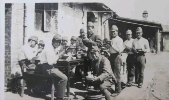 1942年，地主杨大山为了讨好日军，在家里大摆筵席。哪承想日本军官吃饱喝足后，竟