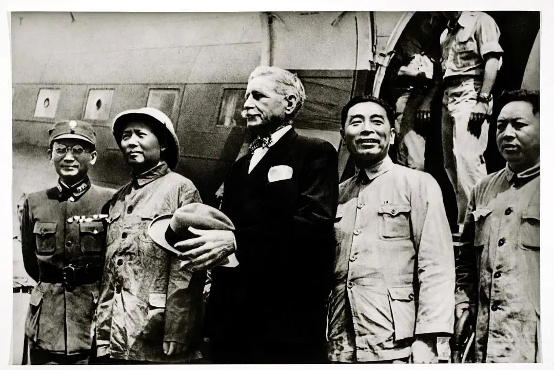 这两张照片拍摄于1945年的延安

图一:   8月28日毛主席赴重庆谈判登机前