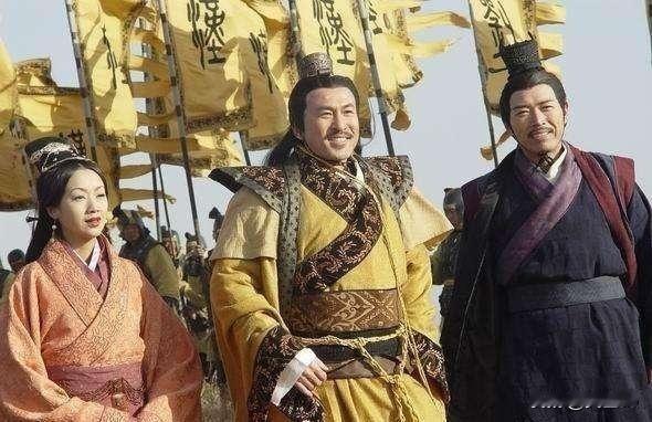 刘邦当了皇帝后，忽然想起自己和曹寡妇还有一个儿子，于是便回到沛县找人。没想到，曹