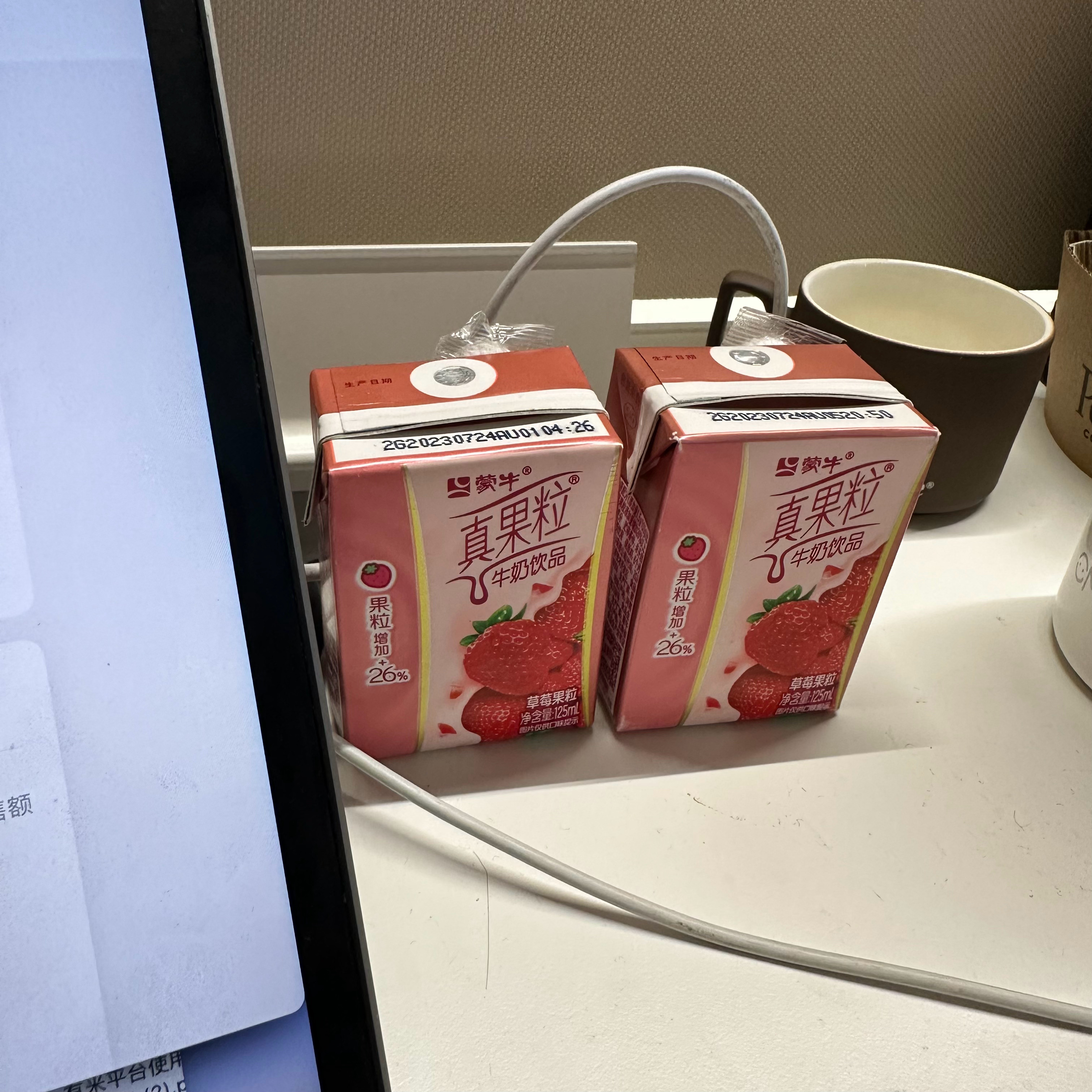大清早就留两瓶可爱真果粒在我工位的同事上哪找 ​​​