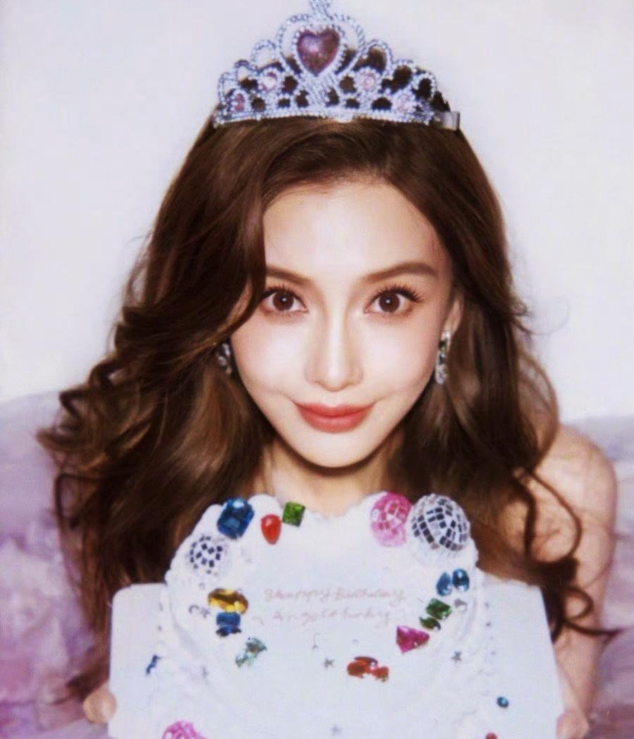 2月28日杨颖37岁生日当天，社交平台画风清奇：粉丝狂刷5000万条祝福，工作室