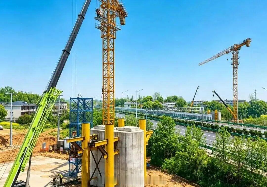 国铁头条【花湖国际机场铁路联络线首座隧道顺利贯通】近日，花湖国际机场铁路联络线项