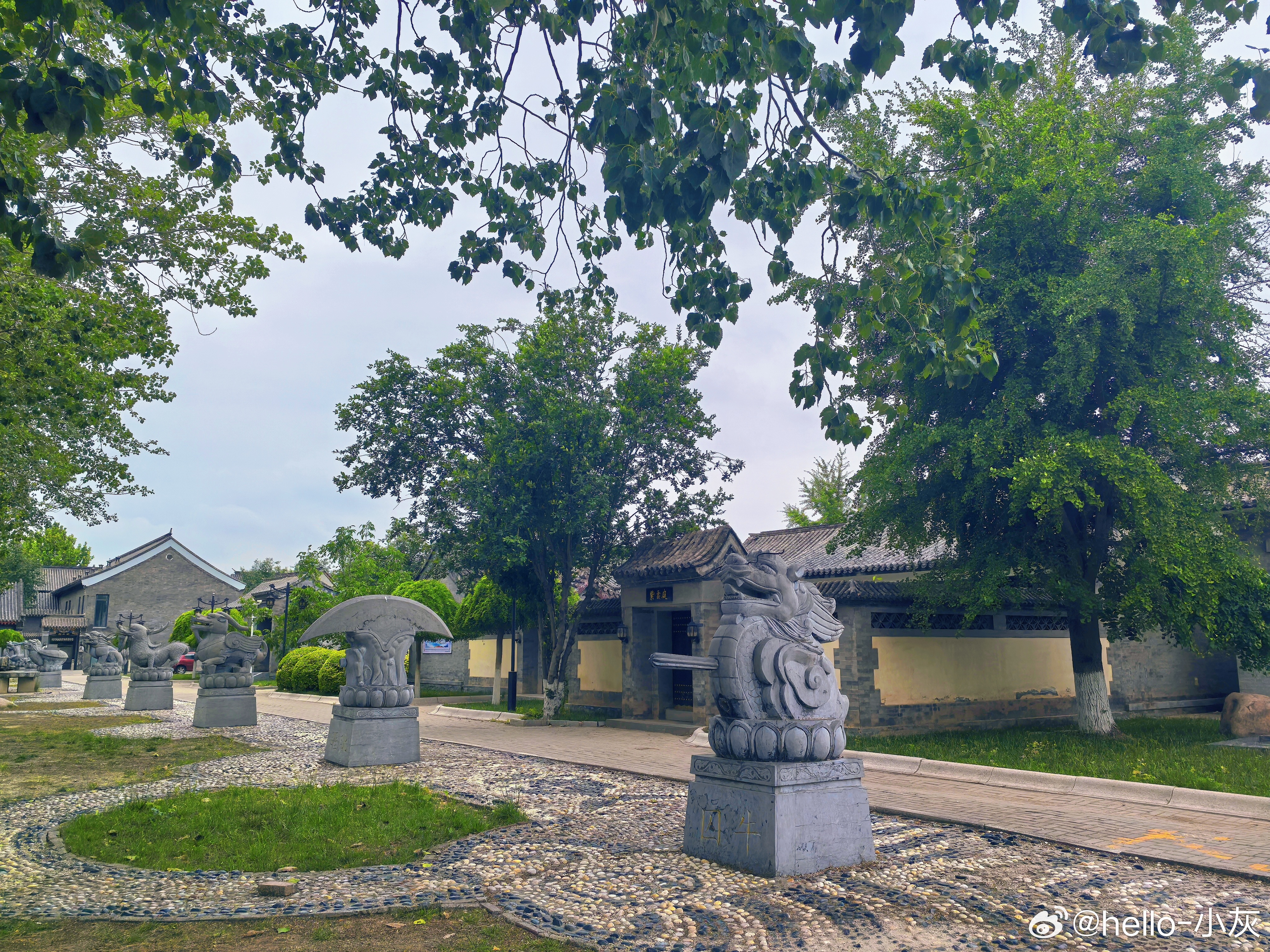 津彩绽放点赞天津 古建庭院里，藏着龙生九子的千年传说。青石囚牛守着一方清幽，风过