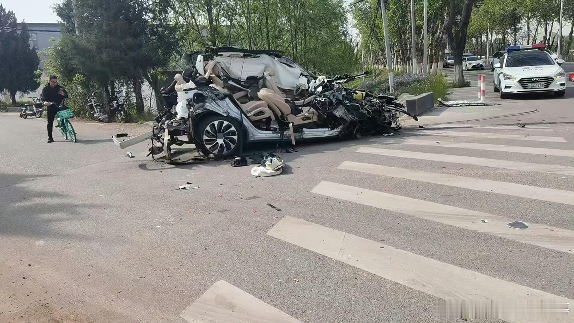 城区里面怎么能撞成这样？希望车主人没事