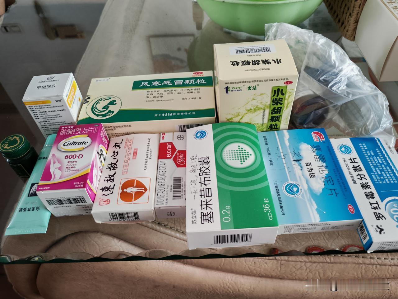 要出去避暑两个月，适当准备些常用药品是必须的。今天我准备了这么些药品。

这个月
