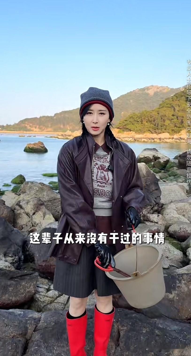 47岁胡静的生活是越来越惬意了，在国内各处旅游体验生活， 专门去菜市场接地气的地