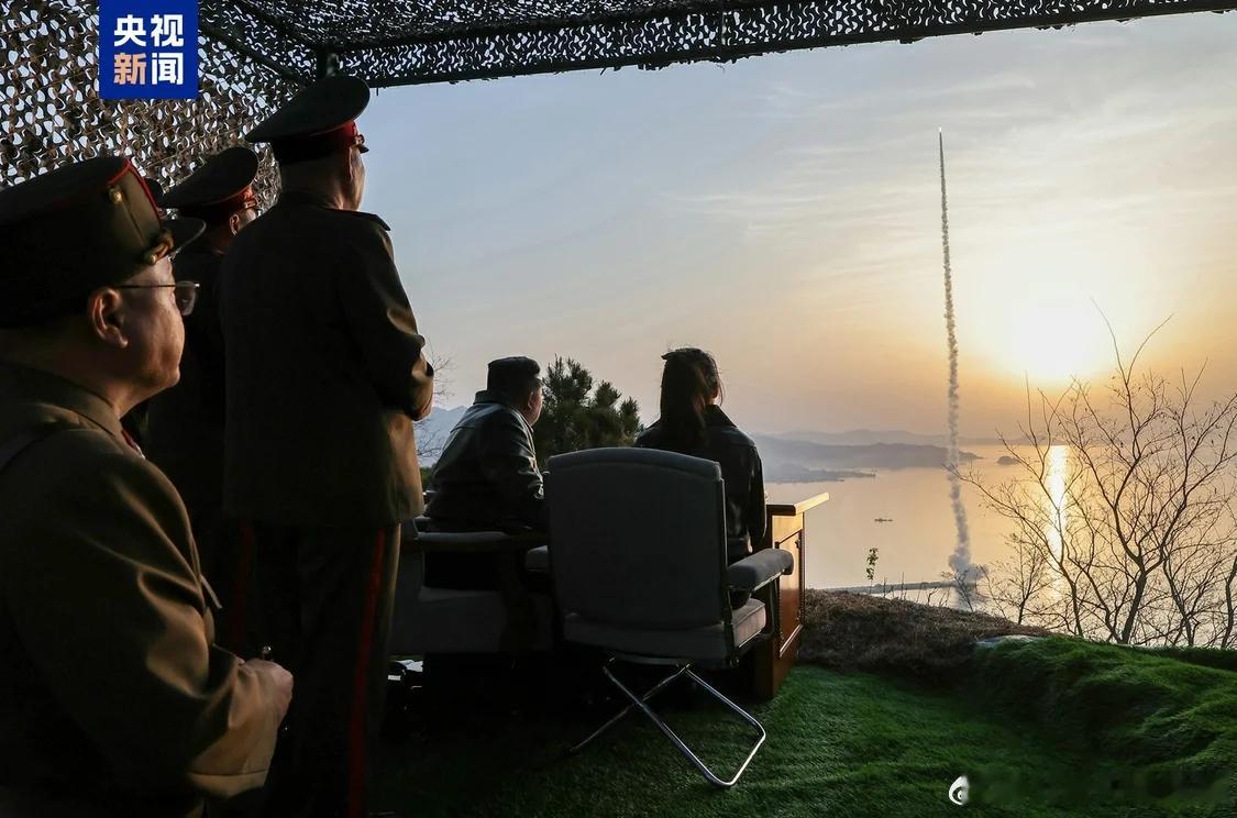 当地时间4月19日，朝鲜导弹总局试射改良的地对地战术弹道导弹“火星炮-11丁”。