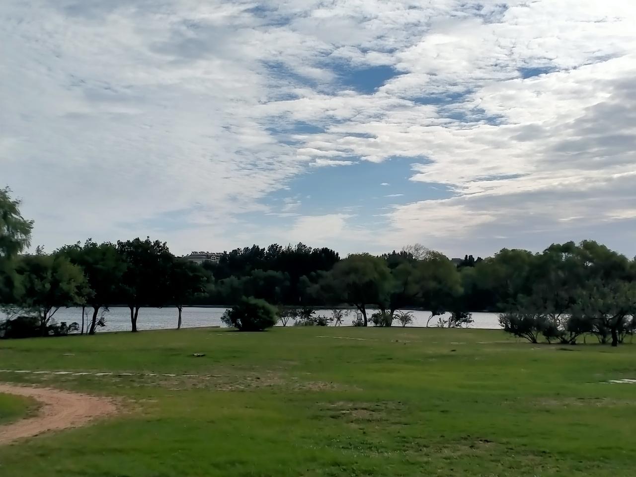 看这东西，老旧程度在55年以上，
他是扯电线用的，在我们当地管这东西叫，瓷壶，