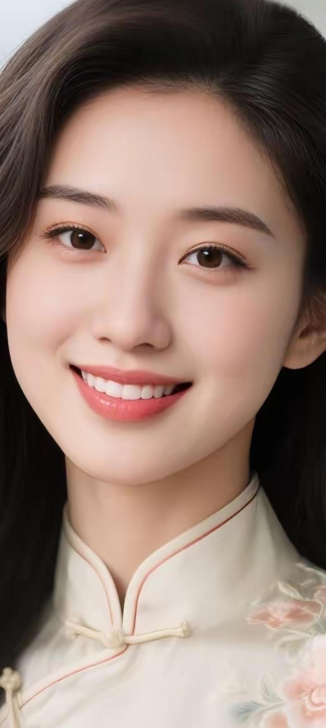 温柔甜美的微笑，穿着传统旗袍，散发着东方韵味。