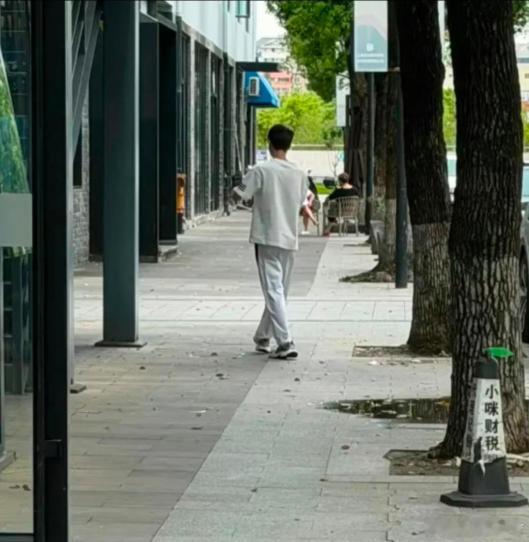 文波受伤现身破除阴谋论！BLG全力冲常规赛第一LPL第三赛段多场较量开打，WBG