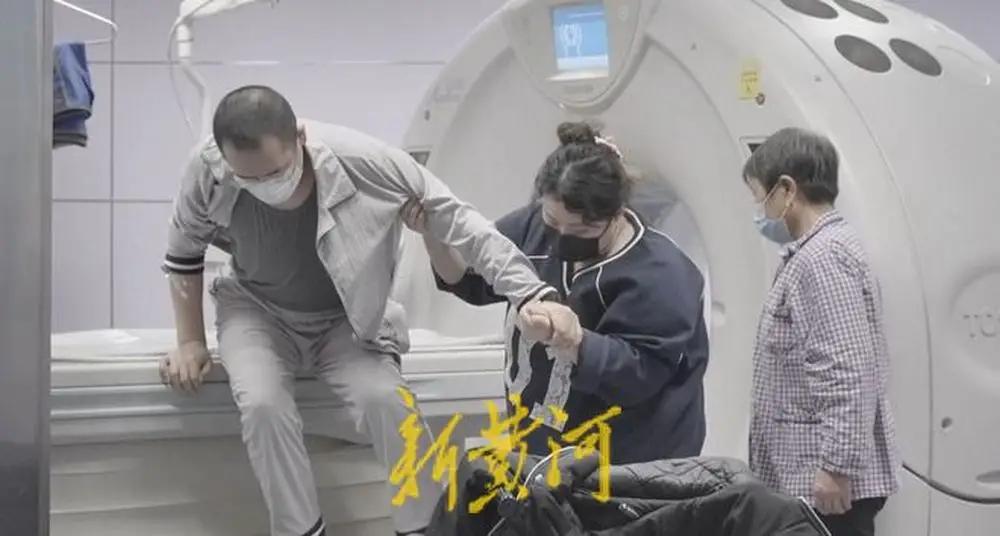 真的很感人，一位29岁的女子李童玲，在内蒙古医科大学附属医院住院部楼下开直播。