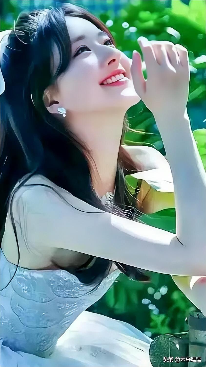 阳光下的微笑，梦幻般的美丽瞬间