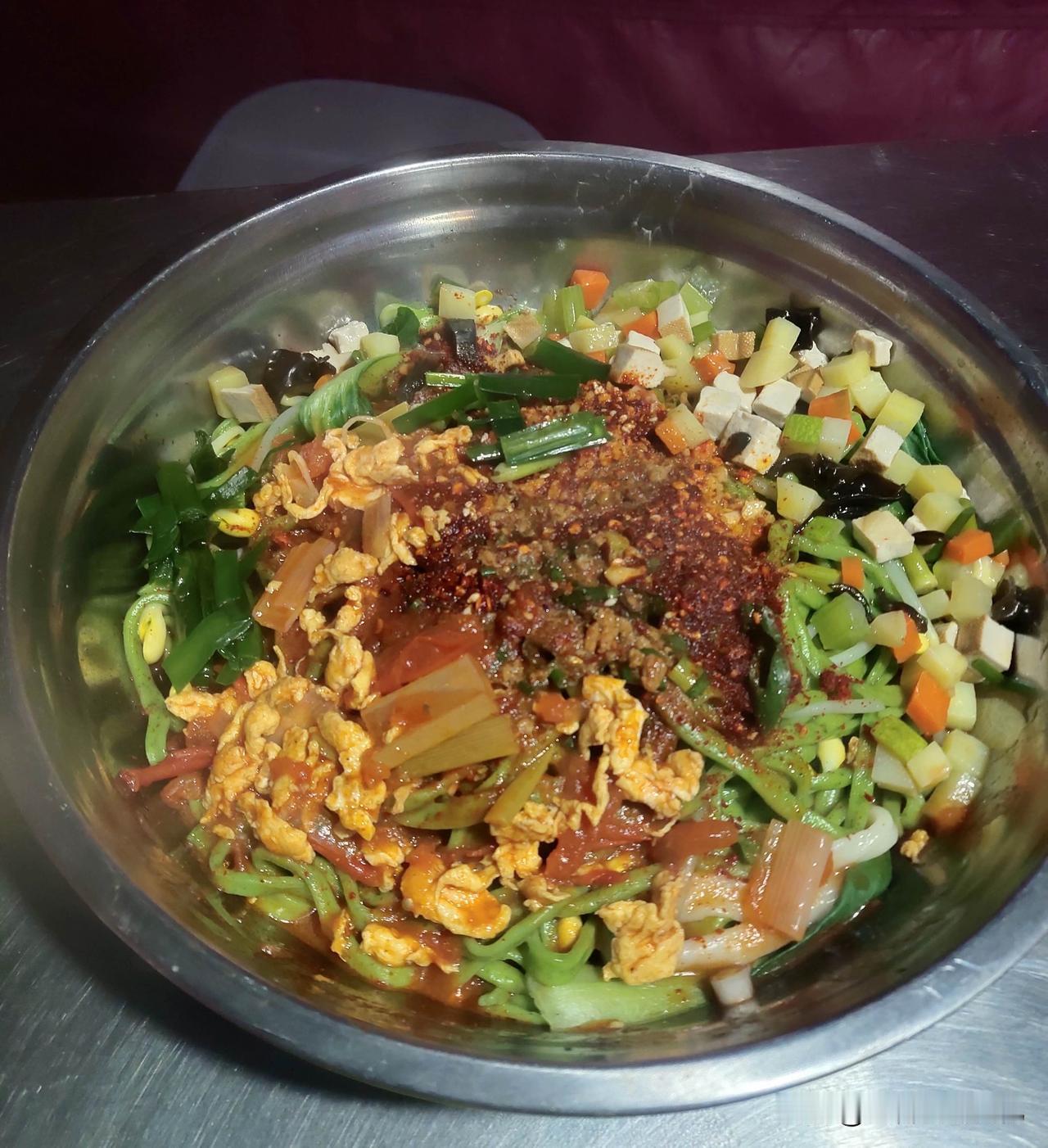 出门在外，一顿饭18–30贵吗？
难道大家出门旅游，吃的都是几元的饭？