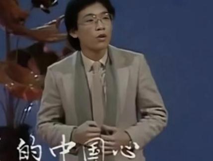 1982年，张明敏唱完《我的中国心》后，被香港乐坛除名，正当他心灰意冷准备回电子