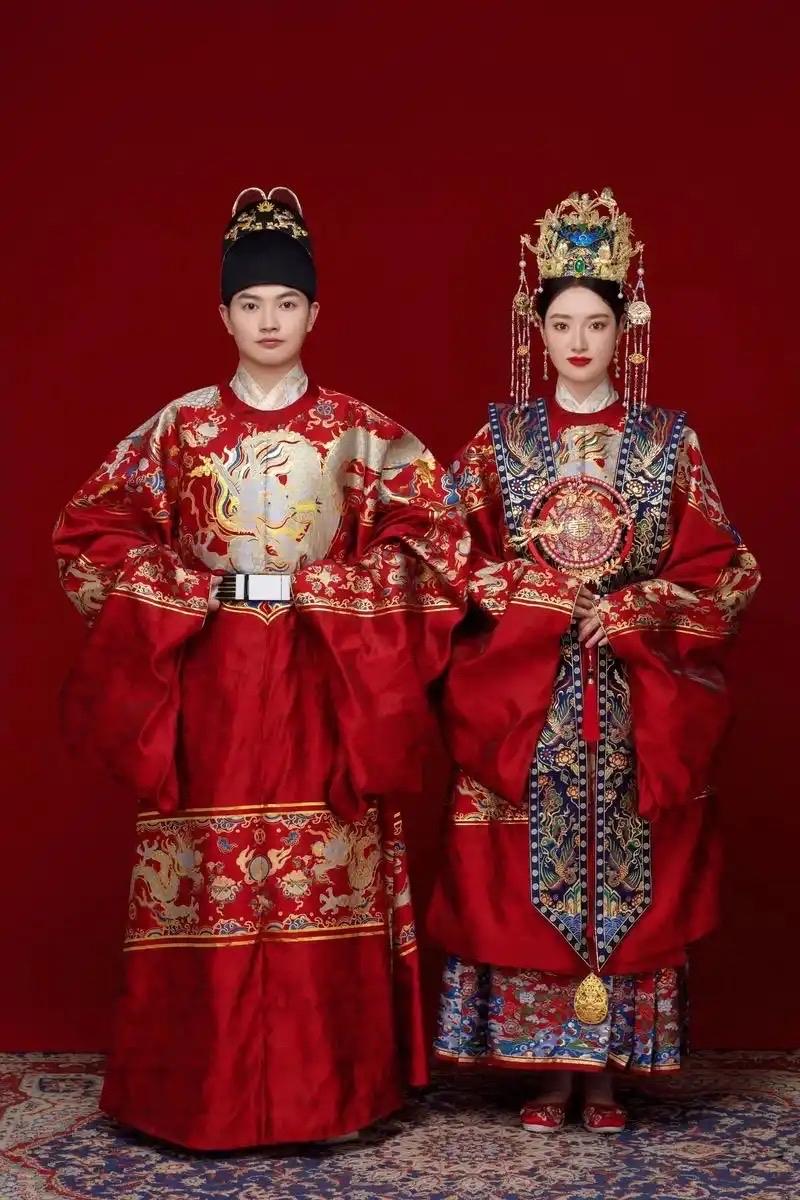朱元璋规定：“凡我大明百姓，新婚当日、新郎皆可穿九品官服，见官大一级，称为‘新郎