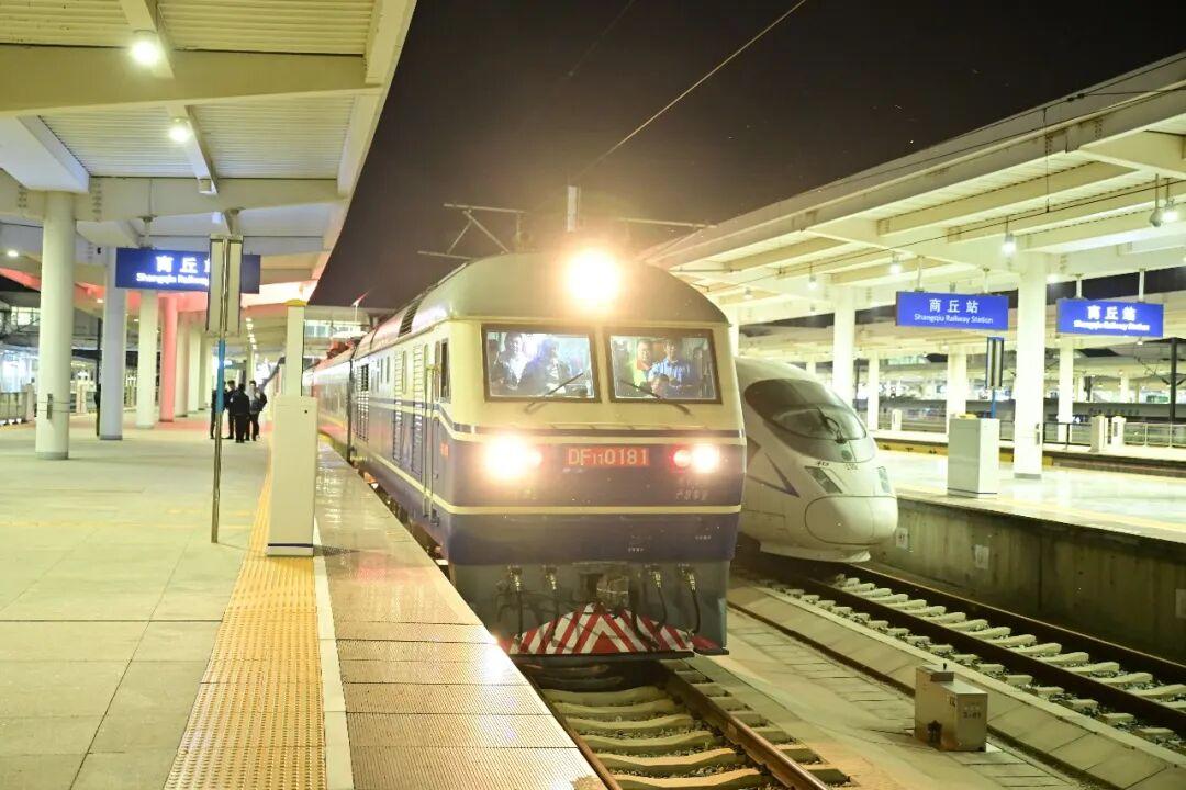 京港高铁（雄商段）河南段联调联试正式启动！
从郑州铁路获悉，4月27日23时40