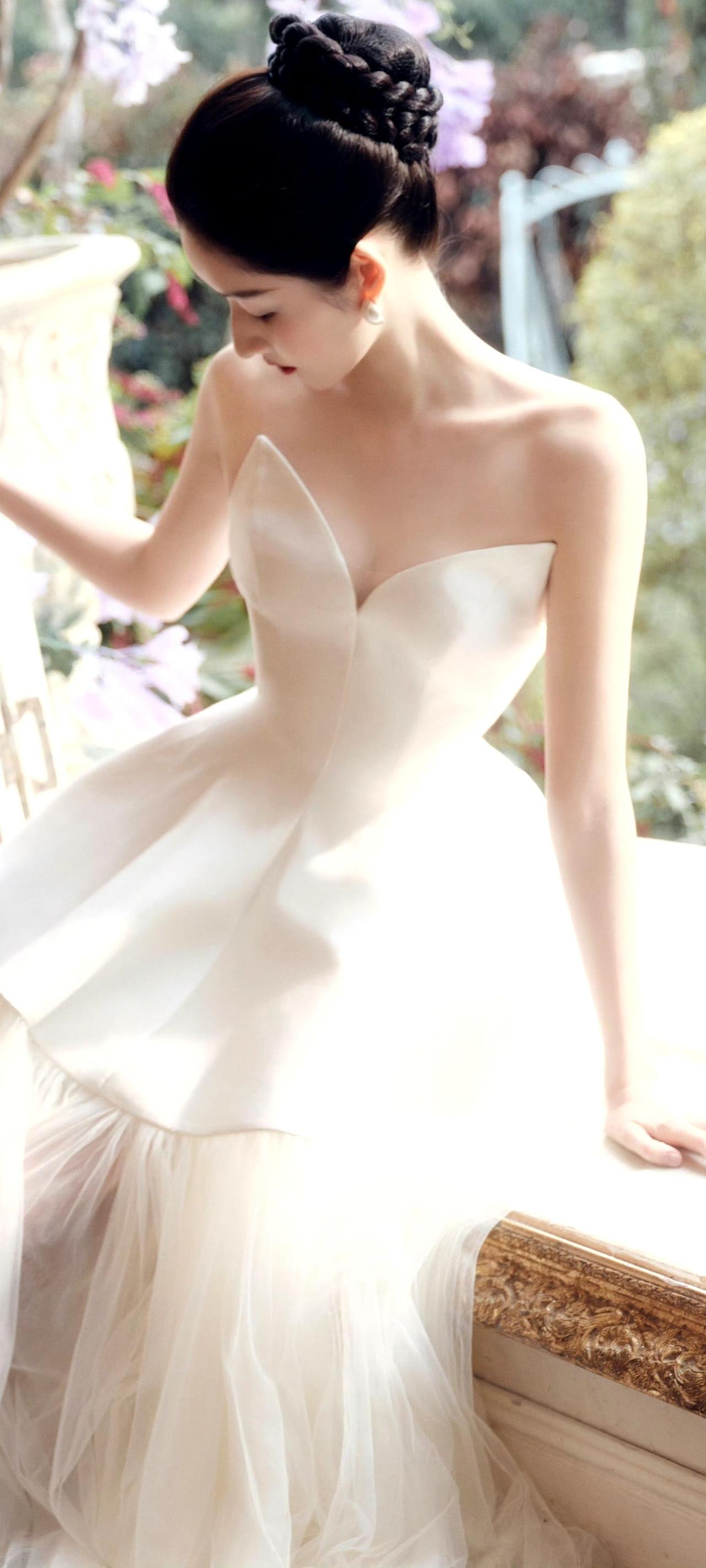 王玉雯，优雅的白色礼服，精致的盘发，花园中的浪漫时光。🌸💃👗王玉雯 女星谁
