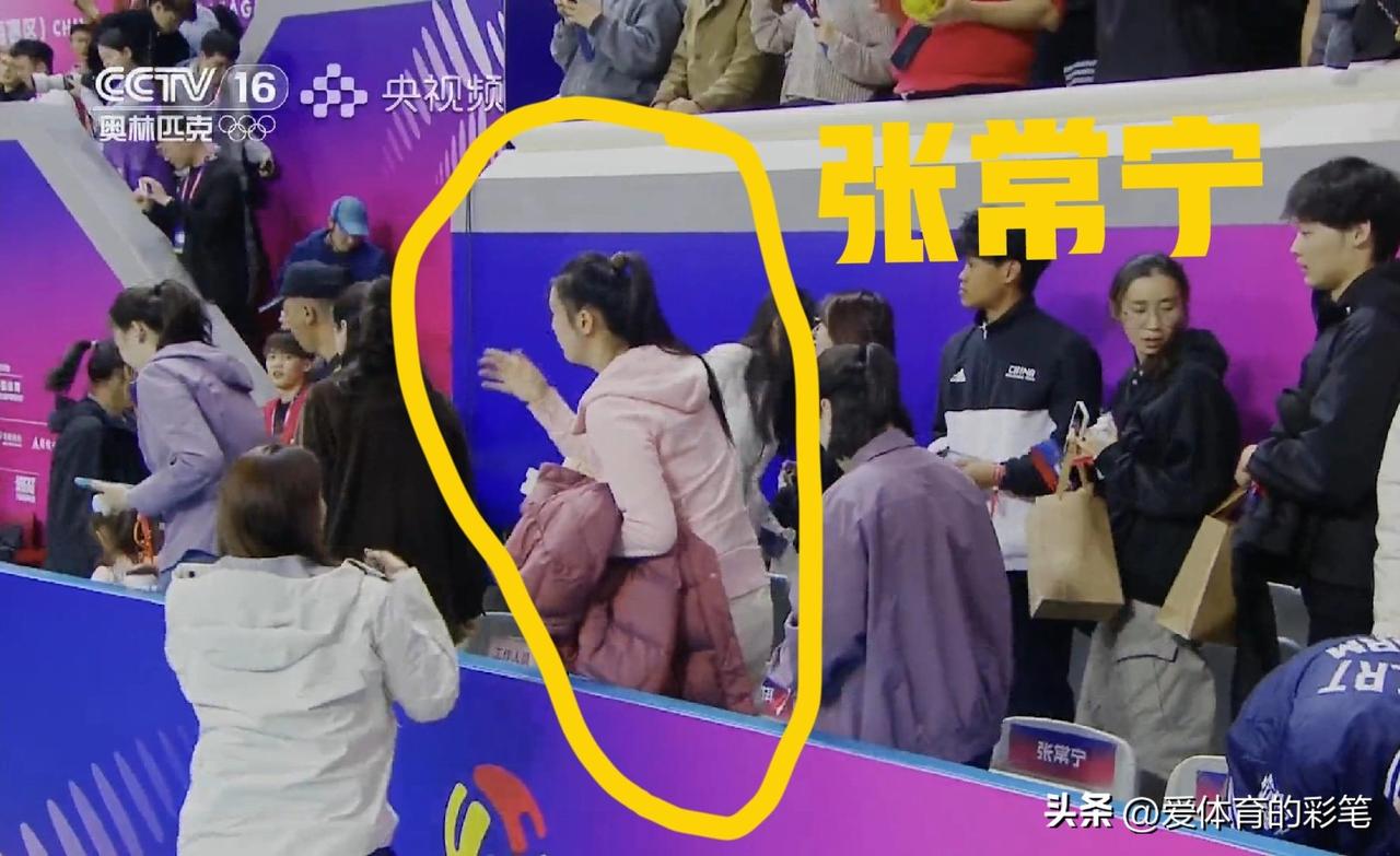 江苏女排0：3输上海女排，张常宁急匆匆离开，连外套都懒得穿了[捂脸]，现场被邀请