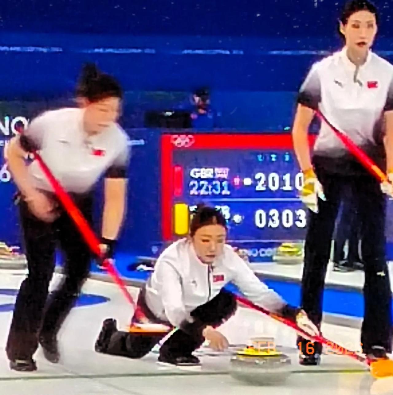 中国队关键时刻选择放手让美国队偷分！
第9局，美国队先手偷1分，追平比分5-5。