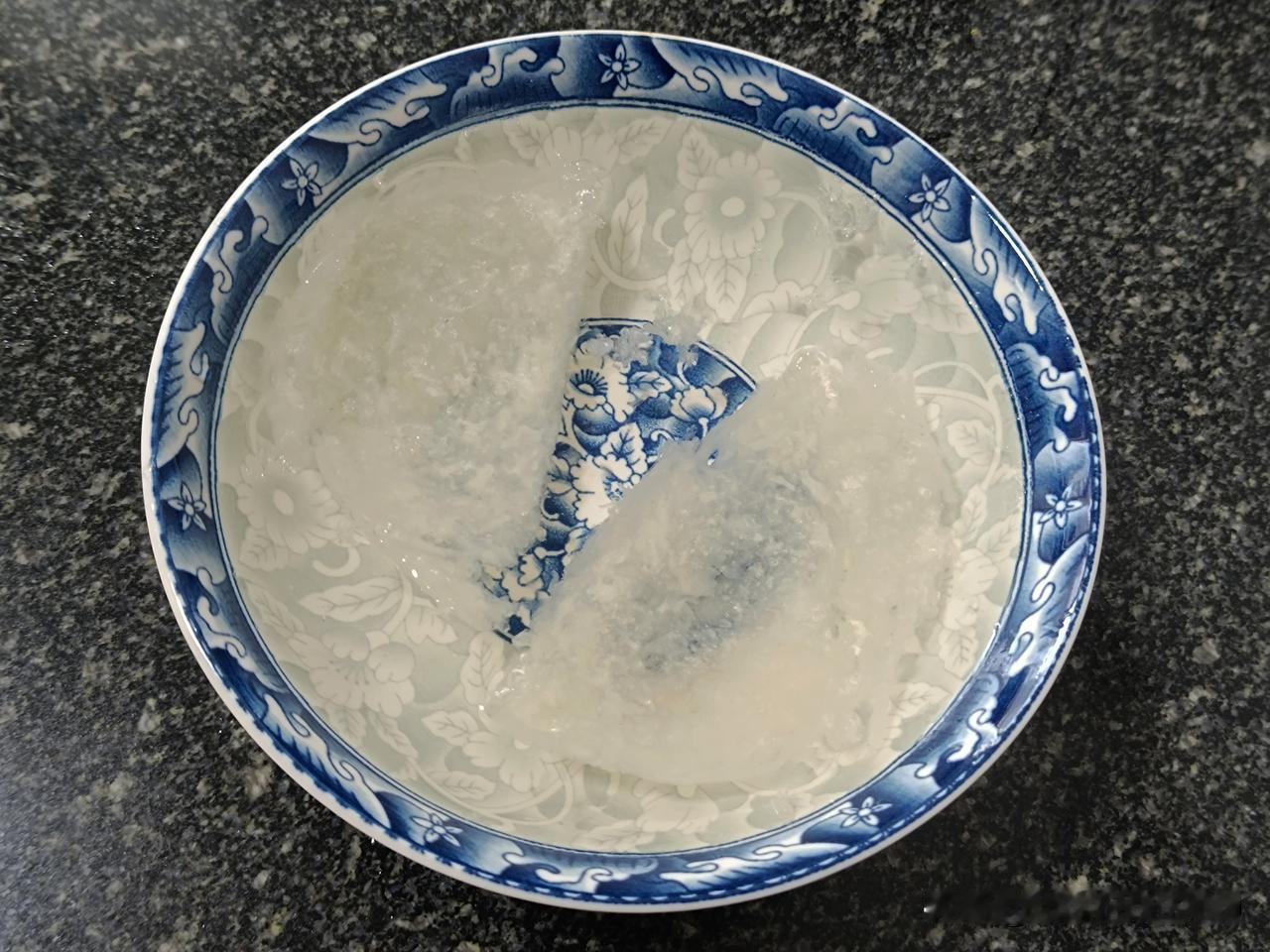 这碗里，到底是一个啥?！
看着像女人用的，不敢碰。