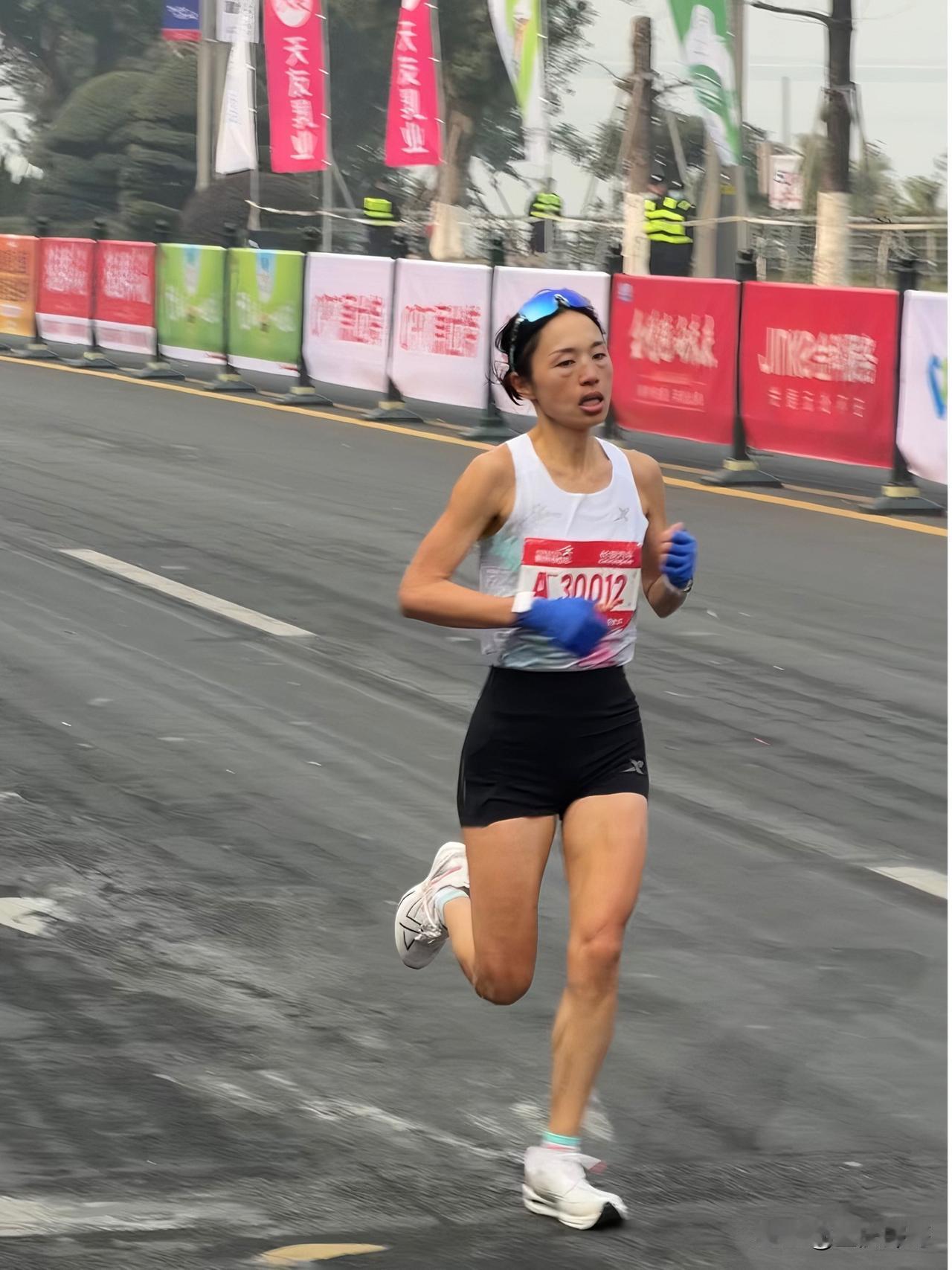 2026重马赛道上看到了“中国马拉松最快女护士”张水华！谁能想到这位全马PB2小