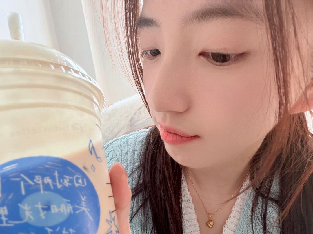 今天是蓝色系喔（喷了粉丝送的香水 好闻！爱了！） 