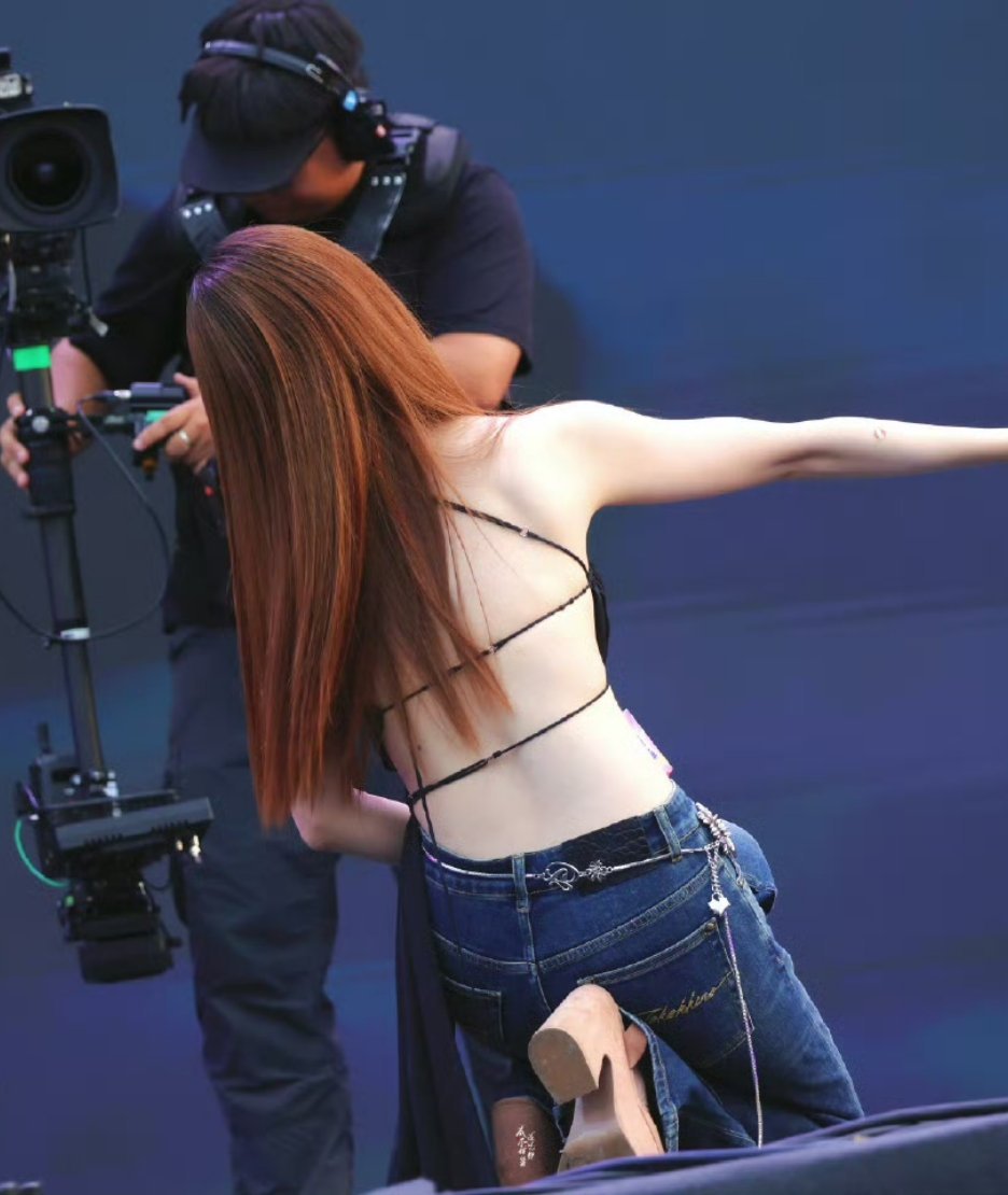 李兰迪美背不拔个罐可惜了李兰迪露背好辣李兰迪黑色绑带露背装 ​​​