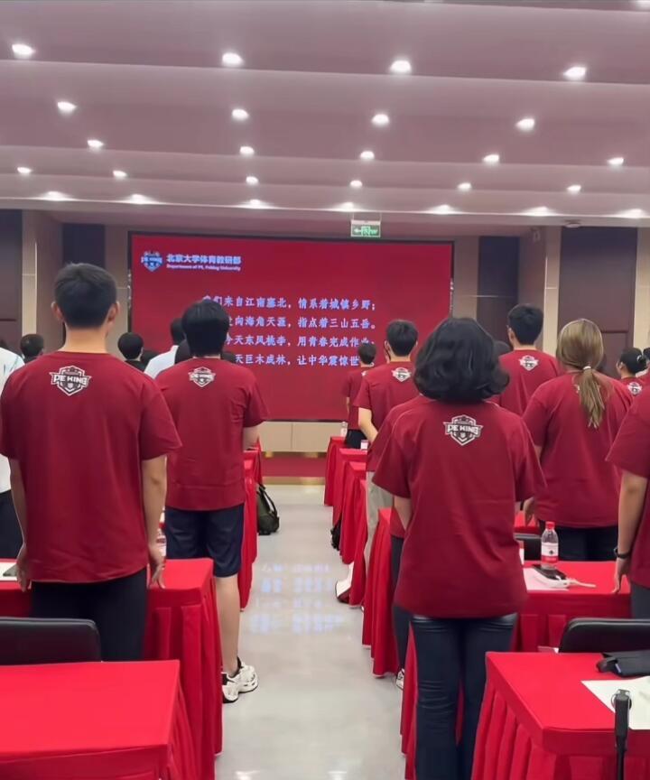 王楚钦在北大入学，穿着红色校服，黑色短裤，后面的竟然比大头哥高！
太有气势了，北