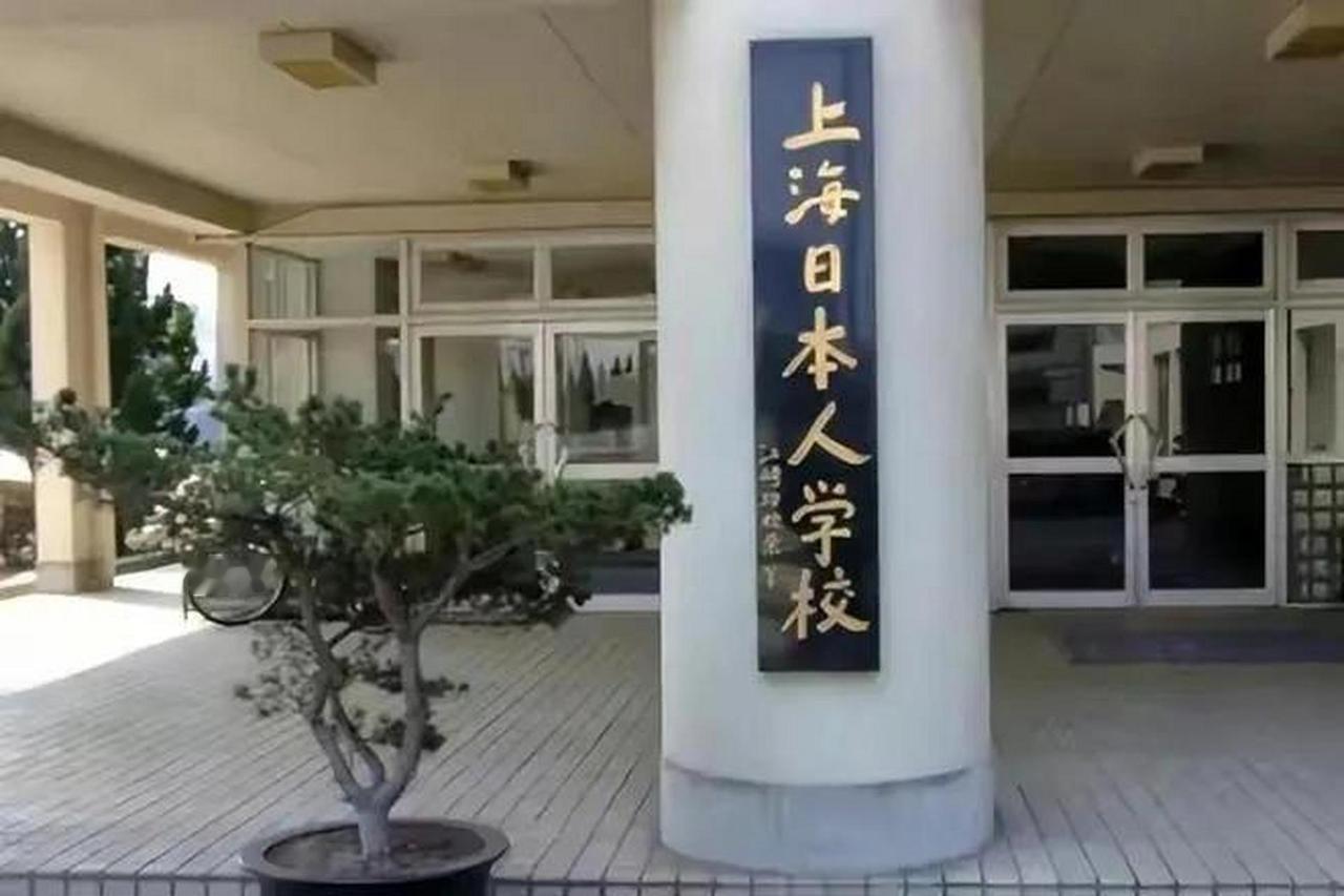 现在在中国的大城市里，有不少日本人已经完全融入了当地生活，讲着地道方言，过着地道