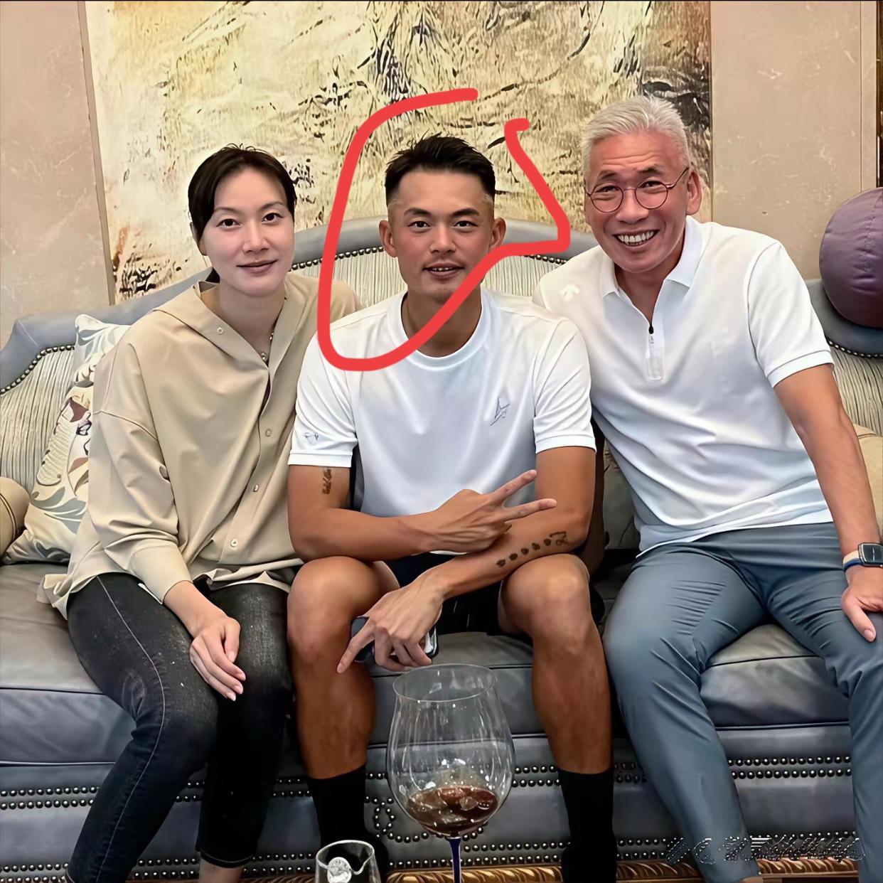 中间这位大佬是谁？非常有气质