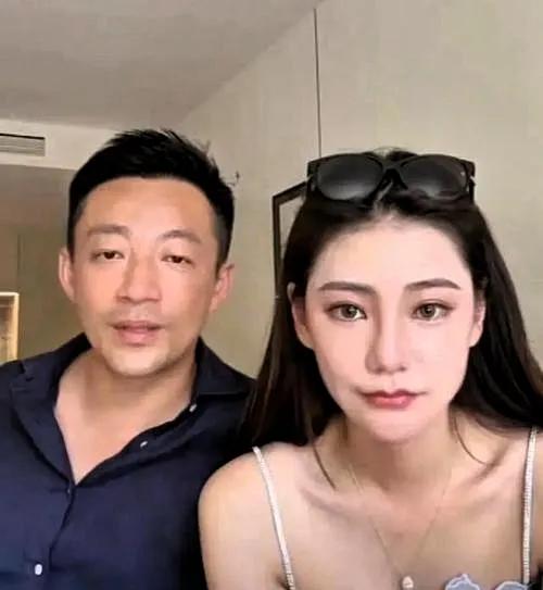 最近网上吵得厉害，说有个明星家庭因为孩子探视闹矛盾。爸爸不让娃去奶奶家住，说是怕