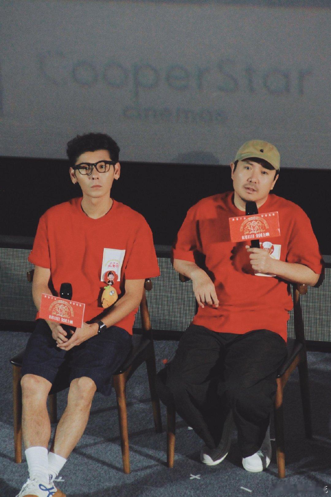 真怕蒋奇明在沈腾身边笑岔气了 蒋奇明遇到沈腾之后笑点变得很低。沈腾随便一句话他都