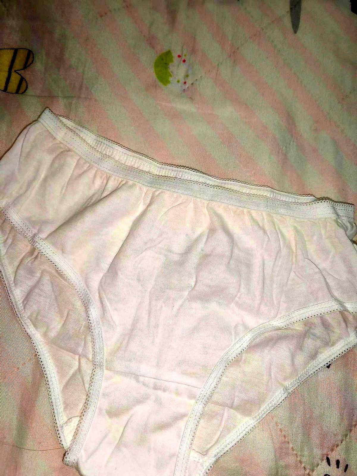 热搜关键词是“一年三百六十五条一次性内裤”。
 

我每天挤地铁上班，盘算着五百