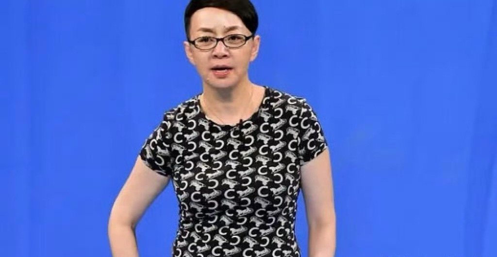 宋丹丹穿20年前家有儿女的衣服好怀念啊不知不觉都二十年了咱丹妈看起来还是很年轻的