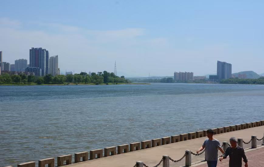 在鹤壁工作生活了五六年，现在离开了鹤壁，但是鹤壁还是很不错的，特别是淇河，在鹤壁