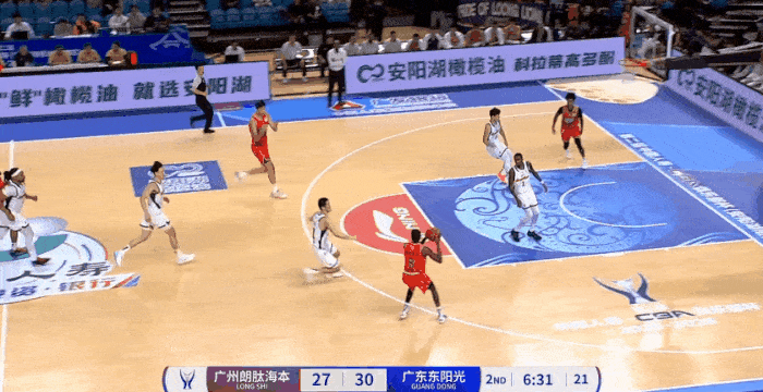 徐昕险些隔扣萨姆纳，这球太强硬了



徐昕内线接球，面对萨姆纳，直接就要隔扣，