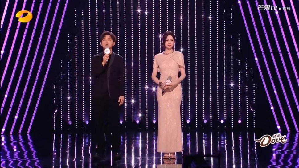 沈梦辰鎏金礼服造型 沈梦辰这期造型绝了！一袭鎏金礼服亮相《声鸣远扬2025》直播