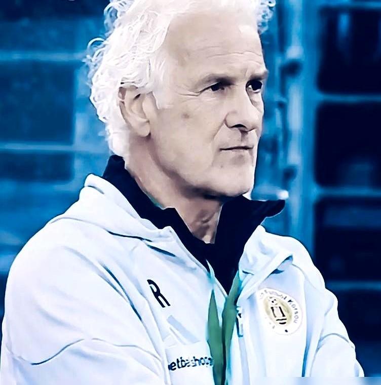 国足硬气！雨夜悉尼，面对世界杯新军，邵佳一首秀就干翻对手2比0！

比赛场面一度