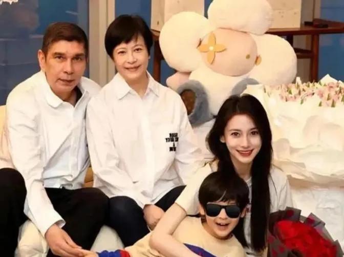 杨颖专捡父母的优点生。除了鼻子像爸爸，其它都随妈妈生。杨颖的妈妈好漂亮，眉清目秀