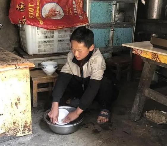 “这个民警火了！”男孩和姐姐都考上了大学，但因为家里贫困，兄妹俩打算放弃学业，出