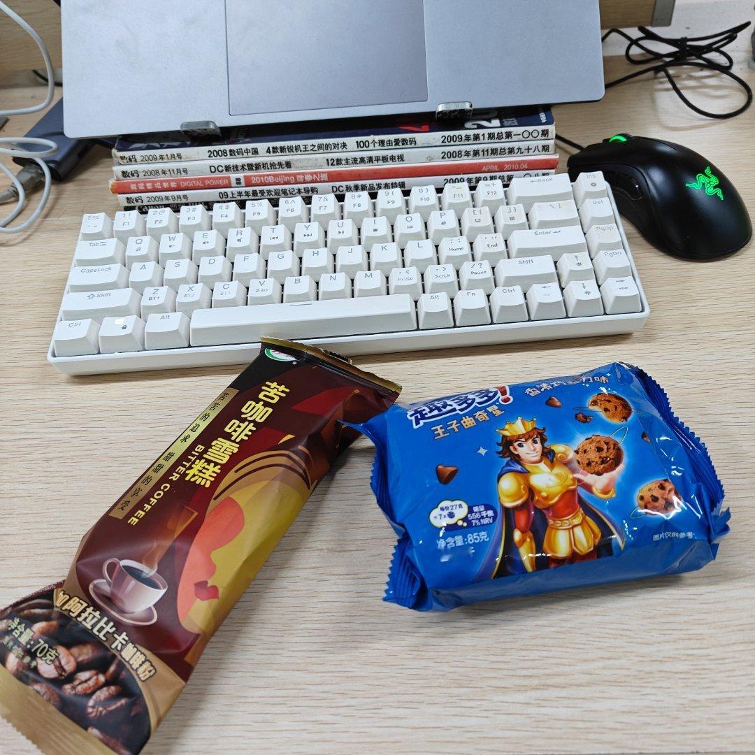 整个下午茶先公司发的苦咖啡搭配一盒曲奇[不愧是你][不愧是你]这个组合不能说不好