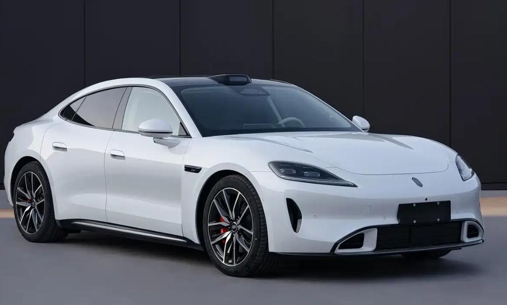 日前，工信部曝光尚界Z7（轿跑）和尚界Z7T（猎装车）申报图，二者同属中大型轿车