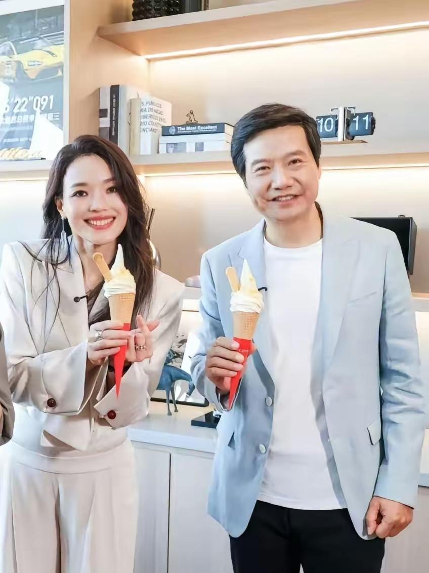 这难道是巧合吗？
这两天，雷军聘请苏琪为小米汽车VU7的代言人，参加了几场活动，