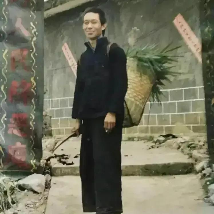 1986年，老山前线，一名解放军侦‬察员，准备出境到敌方前沿进行侦察时，留下的一