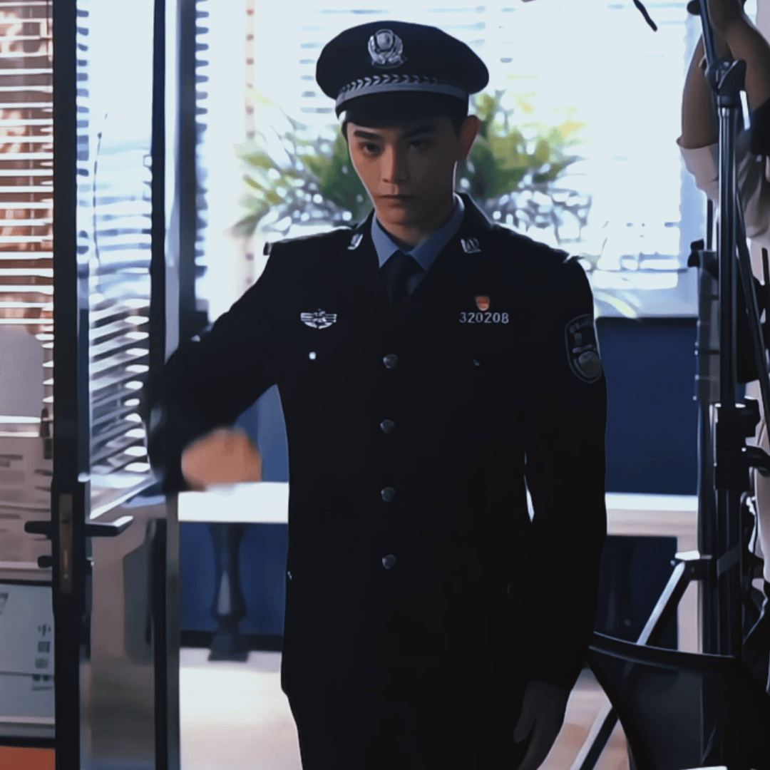 文彬彬被推倒  超爱丁禹兮饰演的软萌可爱易推倒的刺猬警官文彬彬。 